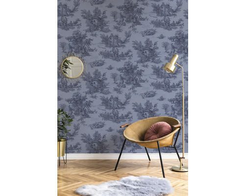 Wohnzimmer mit dekorativer Tapete mit ländlichem Muster, Sessel und Stehlampe