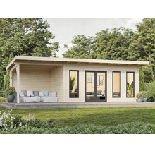 Holzgartenhaus mit überdachter Terrasse und Fenstern im Garten.