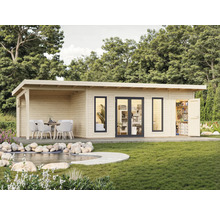 Gartenhaus mit überdachter Terrasse, Fenstern und Doppeltür im Garten