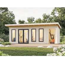 Modernes Gartenhaus aus Holz mit Fenstern und Tür im Garten