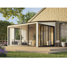 Modernes Gartenhaus mit Schiebetüren und Holzterrasse an einem Wohnhaus.