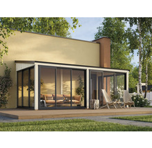 Modernes Glashaus mit Schiebetüren und Holzterrasse in einem Garten.