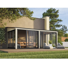 Modernes Gartenhaus mit Glasschiebetüren und Sitzmöbeln auf einer Holzterrasse.
