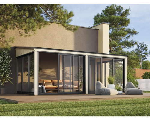 Modernes Glashaus mit Schiebetüren und Sitzgelegenheiten im Garten.