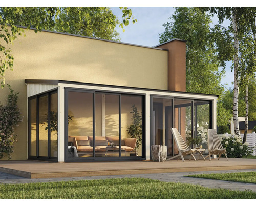 Verglaster Pavillon mit Holzterrasse und Gartenmöbeln.