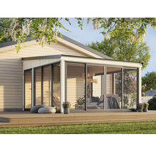 Außenansicht eines modernen Anbaus mit Schiebetüren und Holzterrasse