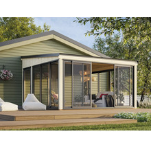 Freistehendes Gartenhaus mit Schiebetüren und Holzterrasse im Garten.