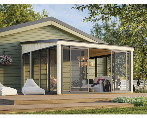 Veranda mit Schiebetüren, Holzterrasse und Gartenmöbeln