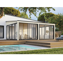 Modernes Gartenhaus mit Schiebetüren, Holzterrasse und Pool