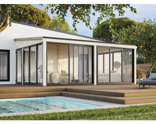 Modernes Gartenhaus mit Glasfront neben einem Pool auf einer Holzterrasse