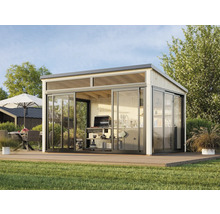 Modernes Gartenhaus mit Schiebetüren und Terrasse im Garten.