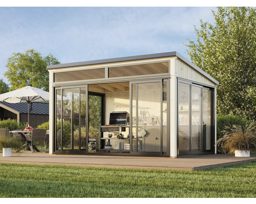Modernes Gartenhaus mit Schiebetüren und Terrasse in heller Umgebung.