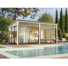 Moderne Gartenlaube mit Glasschiebetüren neben einem Pool, umgeben von Pflanzen und Bäumen.