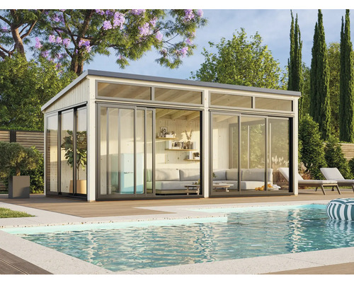 Moderne Poolhaus-Szene mit Glasschiebetüren und komfortabler Inneneinrichtung