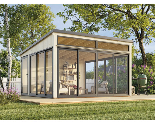 Gartenhaus mit Schiebetüren, Gartenmöbeln und Grill auf einer Holzterrasse