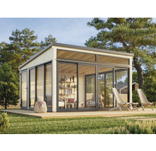 Modernes Gartenhaus mit Glasfront und Holzterrasse im Garten.