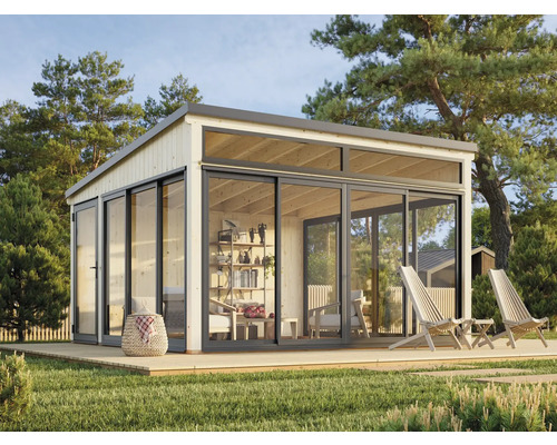 Modernes Gartenhaus mit Holzfassade, Glasfront und Terrasse im Garten