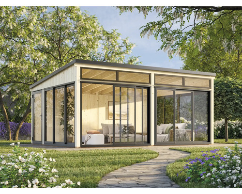 Holzgartenhaus mit Glasschiebetüren und Flachdach in einem grünen Garten.
