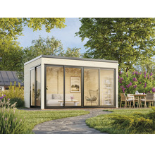 Modernes Gartenhaus mit Glasfront und Terrasse in einem gepflegten Garten.