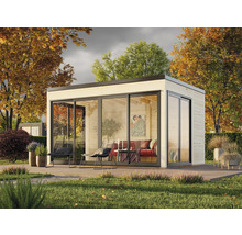 Gartenhaus aus Holz mit Glasfront und Terrasse im Garten