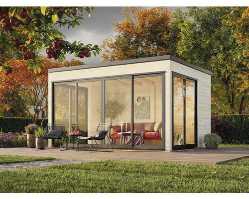 Modernes Gartenhaus mit großen Glasschiebetüren und Holzterrasse im Garten.