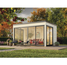 Modernes Gartenhaus mit Schiebetüren und Holzterrasse in herbstlicher Umgebung.