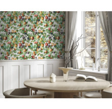 Esszimmer mit Obsttapete, Esstisch und Fenster mit Vorhängen.