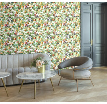Wohnzimmer mit floraler Tapete, Sofa, Sessel und Tisch