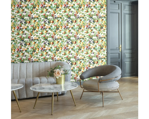 Wohnzimmer mit floraler Tapete, Sofa, Sessel und Tisch