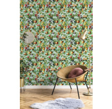 Innenraum mit Obstbaum Tapete, Stuhl, Stehlampe und Spiegel