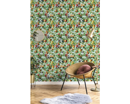 Innenraum mit Obstbaum Tapete, Stuhl, Stehlampe und Spiegel
