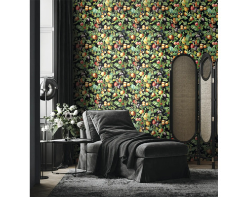 Wohnzimmer mit Tapete mit Fruchtmuster, Sessel und Raumteiler