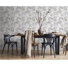 Esszimmer mit Holztisch, Stühlen und floral gemusterter Tapete