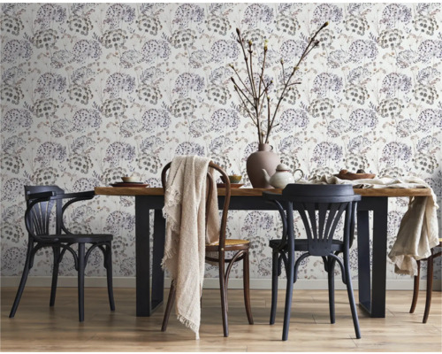 Esszimmer mit Holztisch, Stühlen und floral gemusterter Tapete