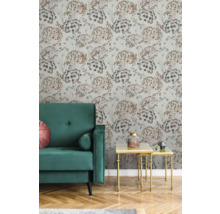 Wohnzimmer mit gemusterter Tapete, Sofa und Beistelltischen