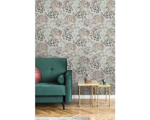 Wohnzimmer mit gemusterter Tapete, Sofa und Beistelltischen