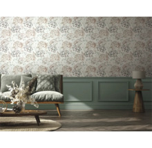 Wohnzimmer mit Couch, Tisch und Wand mit floraler Tapete