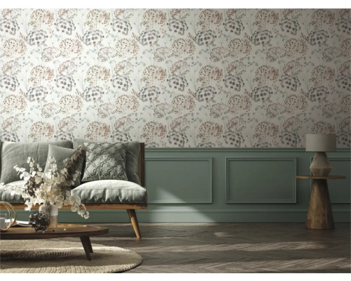 Wohnzimmer mit Couch, Tisch und Wand mit floraler Tapete