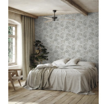 Schlafzimmer mit Doppelbett, Deckenventilator und gemusterter Tapete
