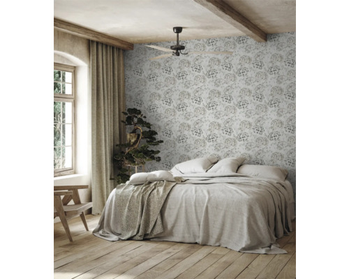 Schlafzimmer mit Doppelbett, Deckenventilator und gemusterter Tapete