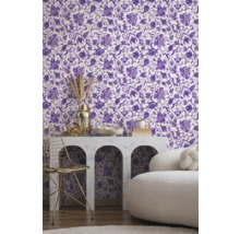 Raumansicht mit Tapete mit floralem Muster in Lila und Weiß, Tisch mit Dekoration und Stuhl.