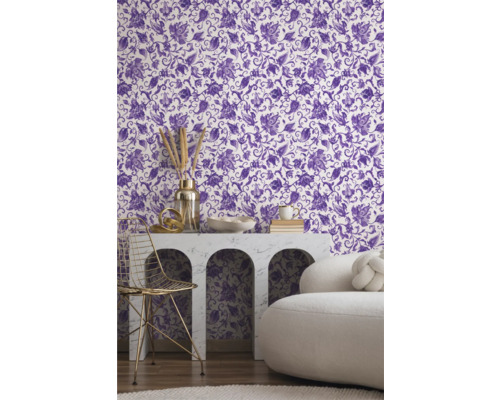 Raumansicht mit Tapete mit floralem Muster in Lila und Weiß, Tisch mit Dekoration und Stuhl.