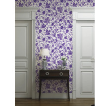 Raumansicht mit Tapete mit floralem Muster, Kommode und Türrahmen