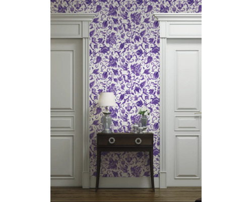 Raumansicht mit Tapete mit floralem Muster, Kommode und Türrahmen
