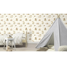 Kinderzimmer mit Waldtiere-Tapete, Spielzelt und Bett