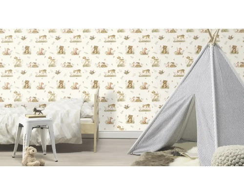 Kinderzimmer mit Waldtiere-Tapete, Spielzelt und Bett
