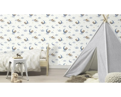 Kinderzimmer mit Bett, Spielzelt und Tapete mit Bären-, Mond- und Sternenmuster