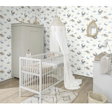 Kinderzimmer mit Gitterbett, Wickelkommode, Kleiderschrank und Tapete mit Mondmotiv