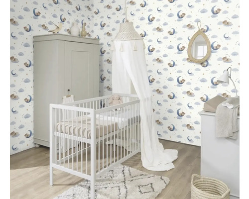 Kinderzimmer mit Gitterbett, Wickelkommode, Kleiderschrank und Tapete mit Mondmotiv