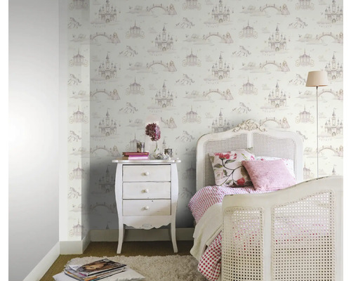 Kinderzimmer mit Burg-Tapete, Nachttisch und Bett